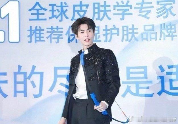 张凌赫线下活动一出场，又帅成天神了  妈呀天神欧巴 