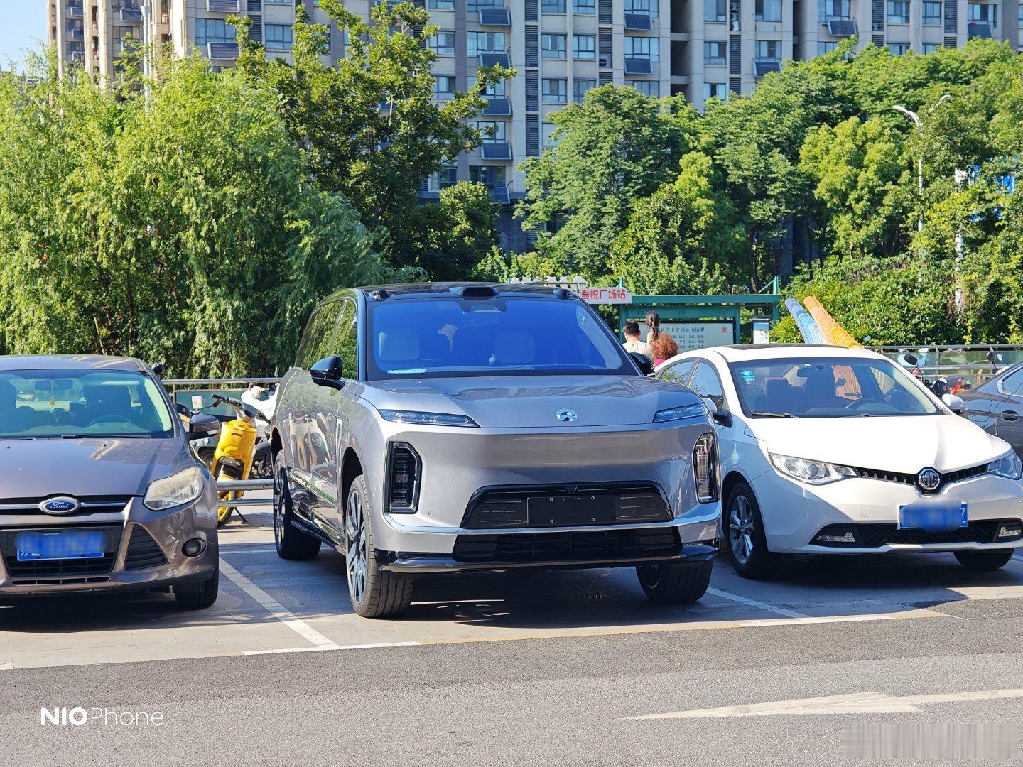 每次开ES9出门停车，一回头都是这样的画风。这车本来就高，我又特别的嫌喜欢把悬挂