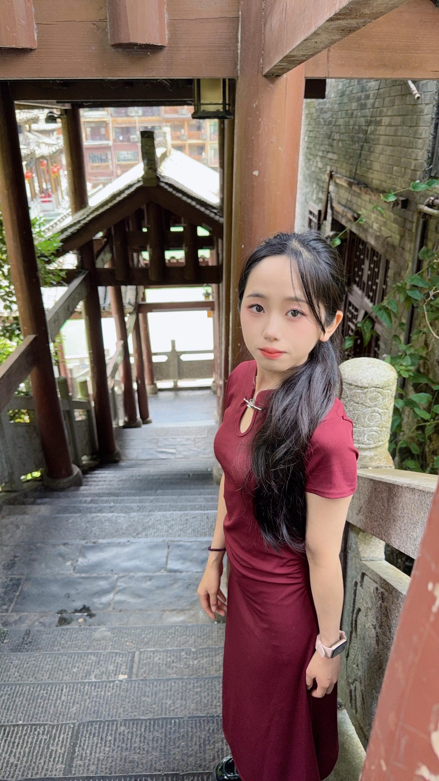 藏不住我的虎牙了。