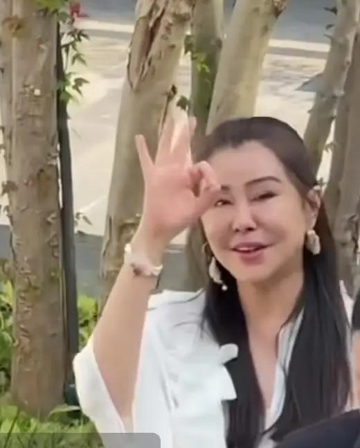 王祖贤明明长的漂亮，却把自己整成这样。

当年演白蛇那双眼，看人一眼能把魂勾走。