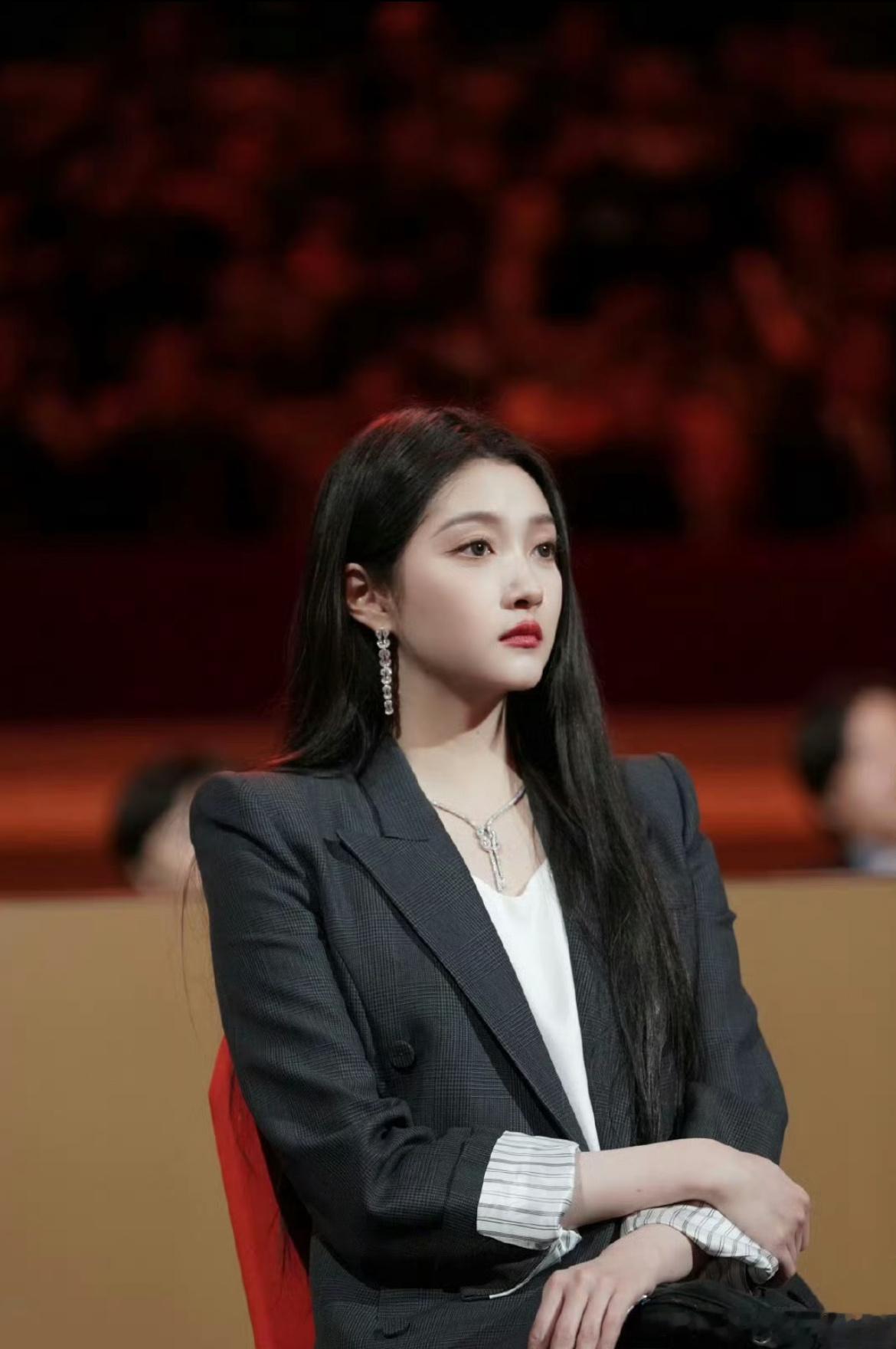 关晓彤 有着最勇敢的19岁谁懂啊！关晓彤真的活成了女生都想成为的样子！4岁出道，