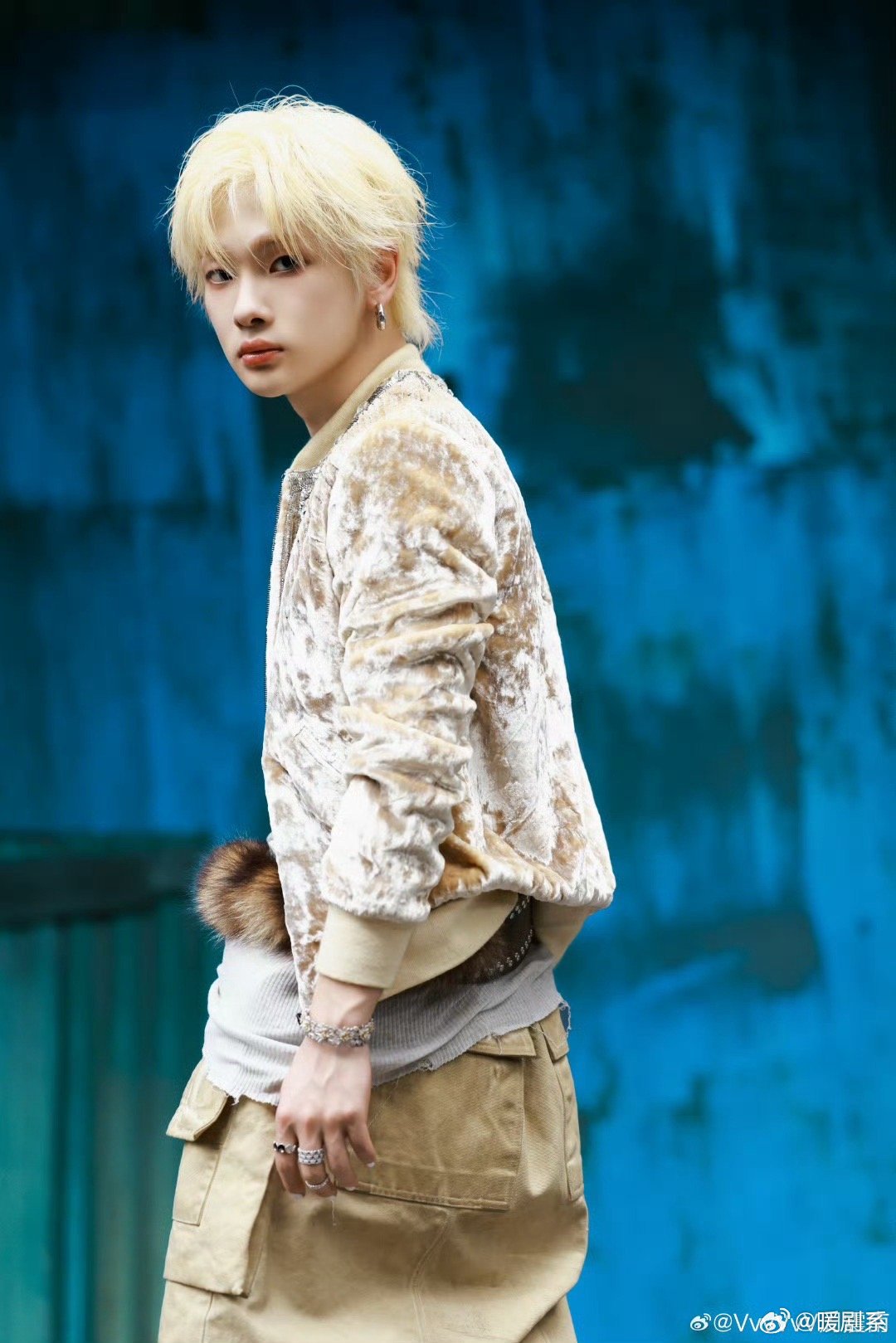 周震南吐了一屏幕 看到周震南新MV开头被惊艳到，吐一屏幕糖果的设计太巧妙了，满屏