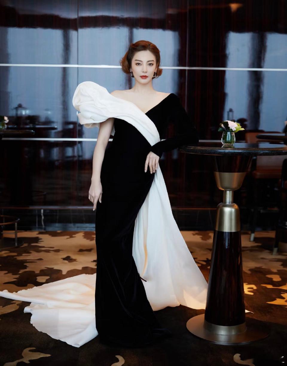 张雨绮从女团变为女团见证人张雨绮从《浪姐》成团成员变身女团见证人，跨界突破不断。