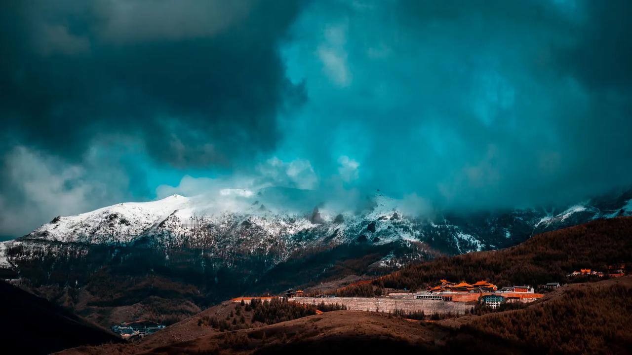 雪山千古冷  独照五顶峰
​此景只应天上有，山下桃花山上雪。清凉圣境五台山，文殊