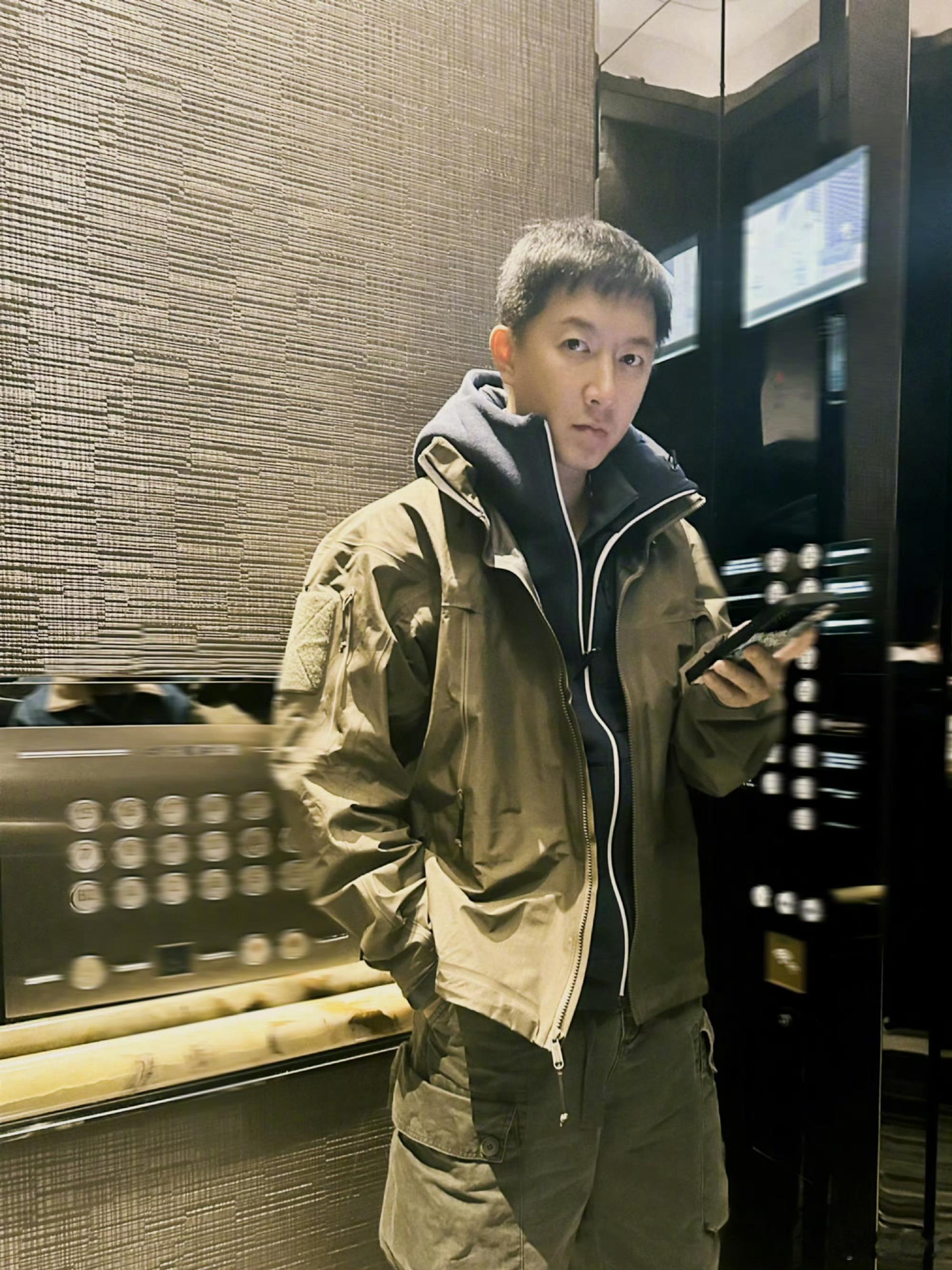 韩庚官宣加盟爸爸当家5爸爸当家 嘿！韩庚这是搞大事情啊，跑去《爸爸当家》当奶爸观