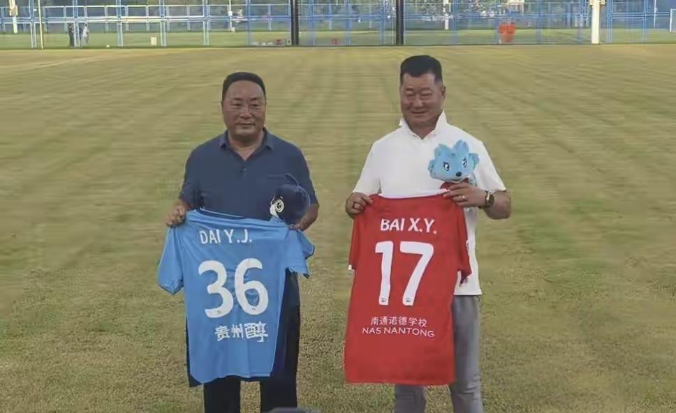 全场静了两秒。

那件南通支云的中甲战袍，换成了一件海门珂缔缘的青训球衣。

支