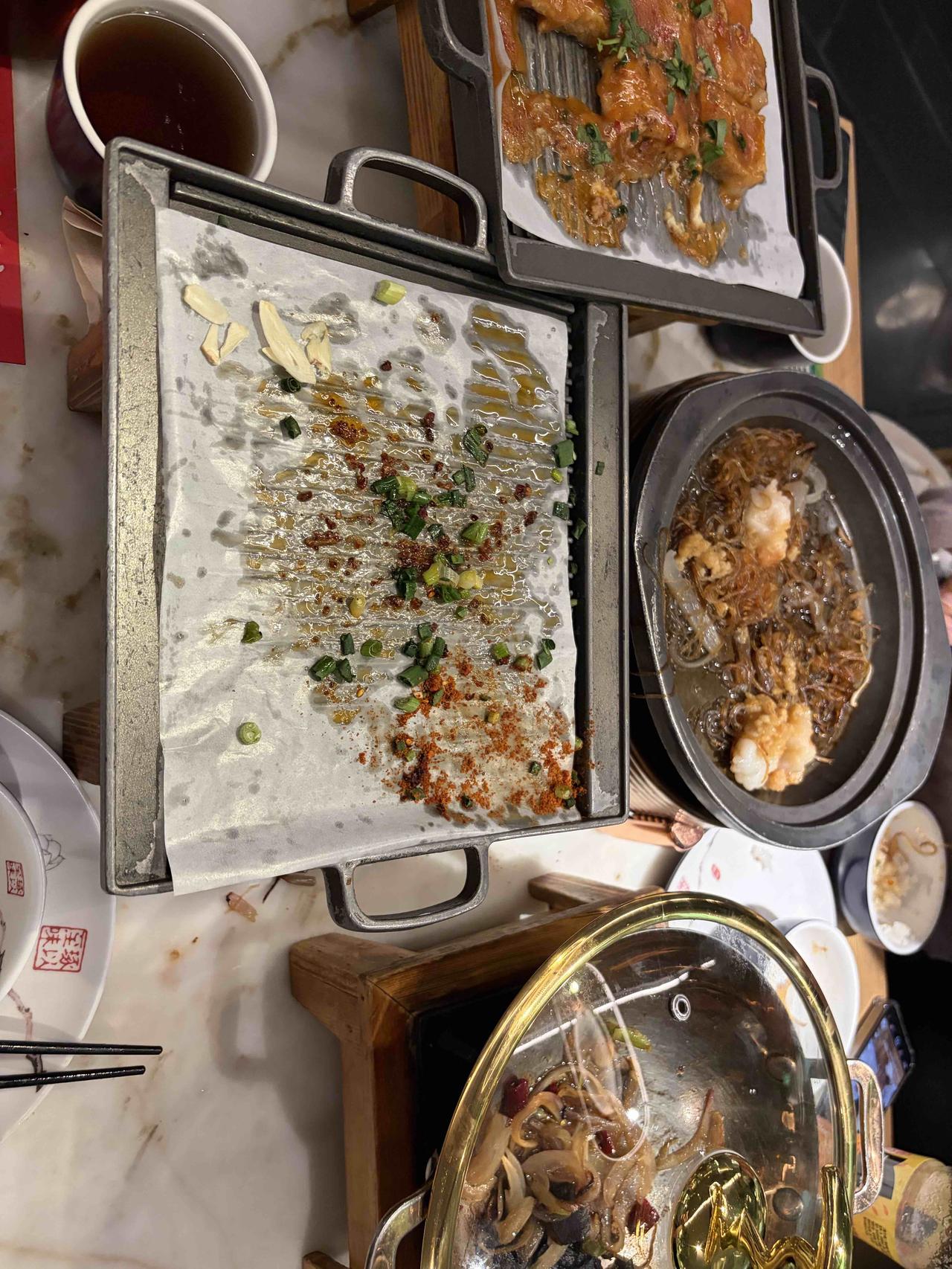 上周去绿茶吃了个套餐，抖音上团的，110左右四个菜。

四个菜底部都用火加热，不