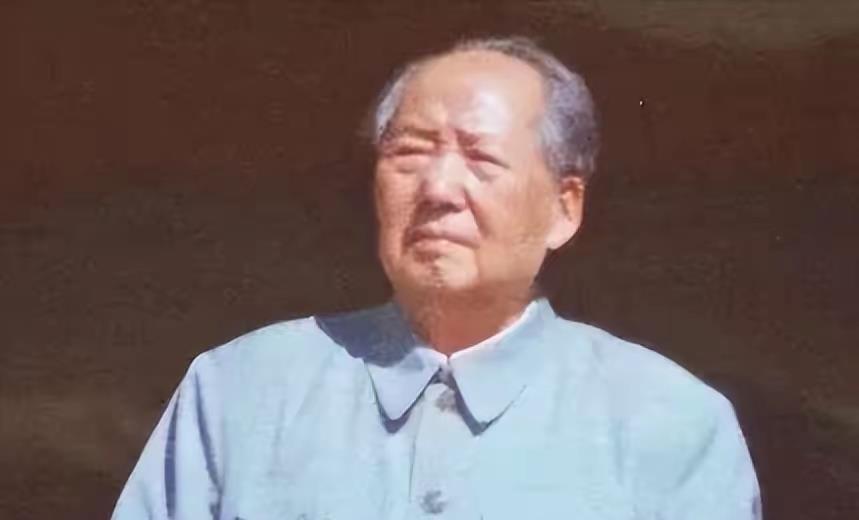 都以为他看战争片只图热血提气，结果1976年春节一场入城戏，竟把病中的毛泽东看哭