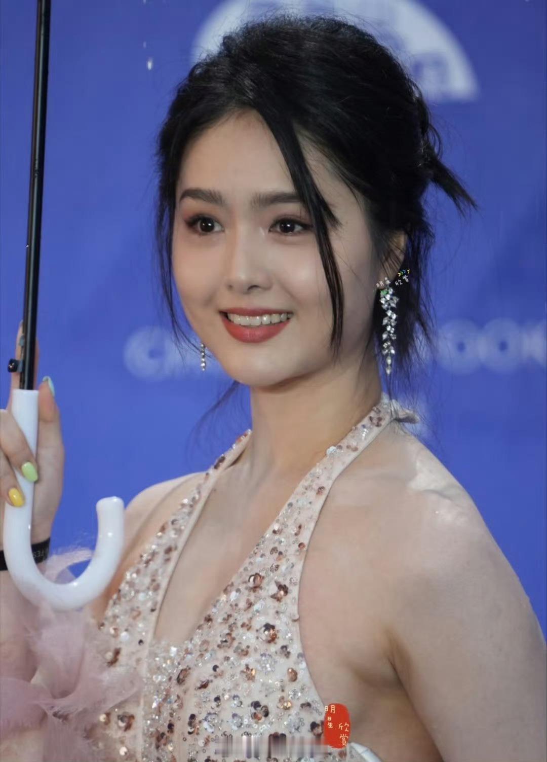 北京电影节明星生图 精修看多了，生图反而更舒服。北影节这组红毯照，皮肤纹理、眼神