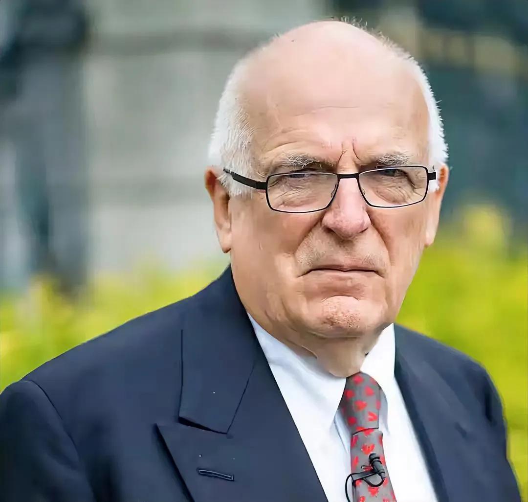 英国秘密情报局（军情六处）前局长理查德·迪尔洛夫说，“他支持特朗普获得格陵兰岛的