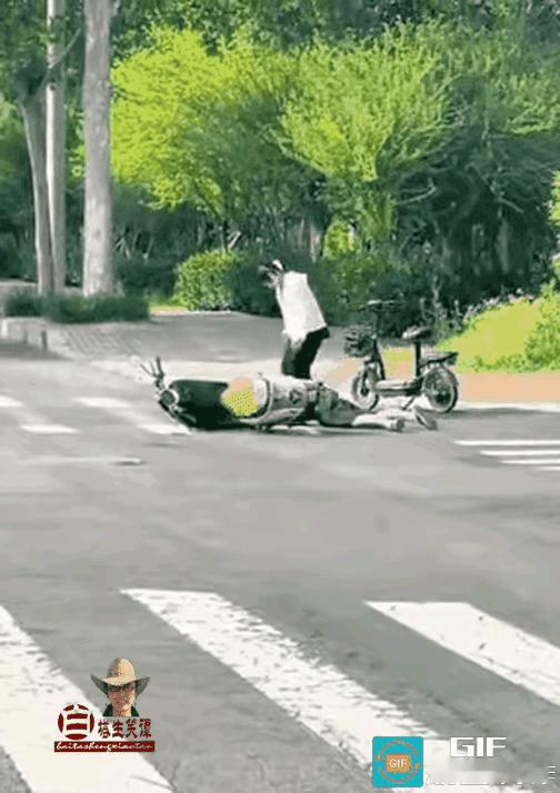 本来还有一口气，小姐姐硬生生把摩托车连人一起往其身上压，基本没救了。[祝福][吐