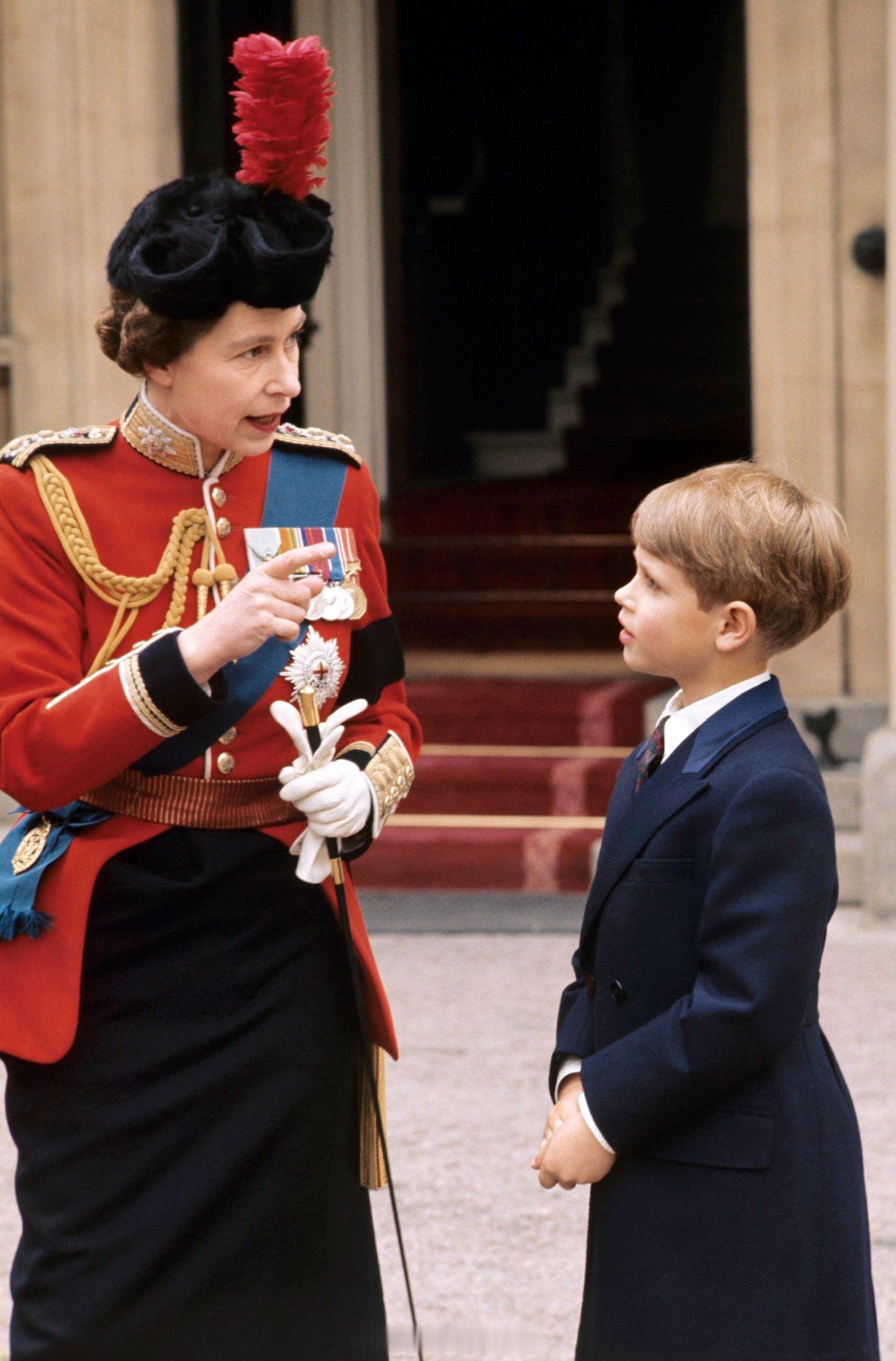英国王室[超话]  1972年6月3日，伊丽莎白二世女王举行她的生日阅兵式💂?