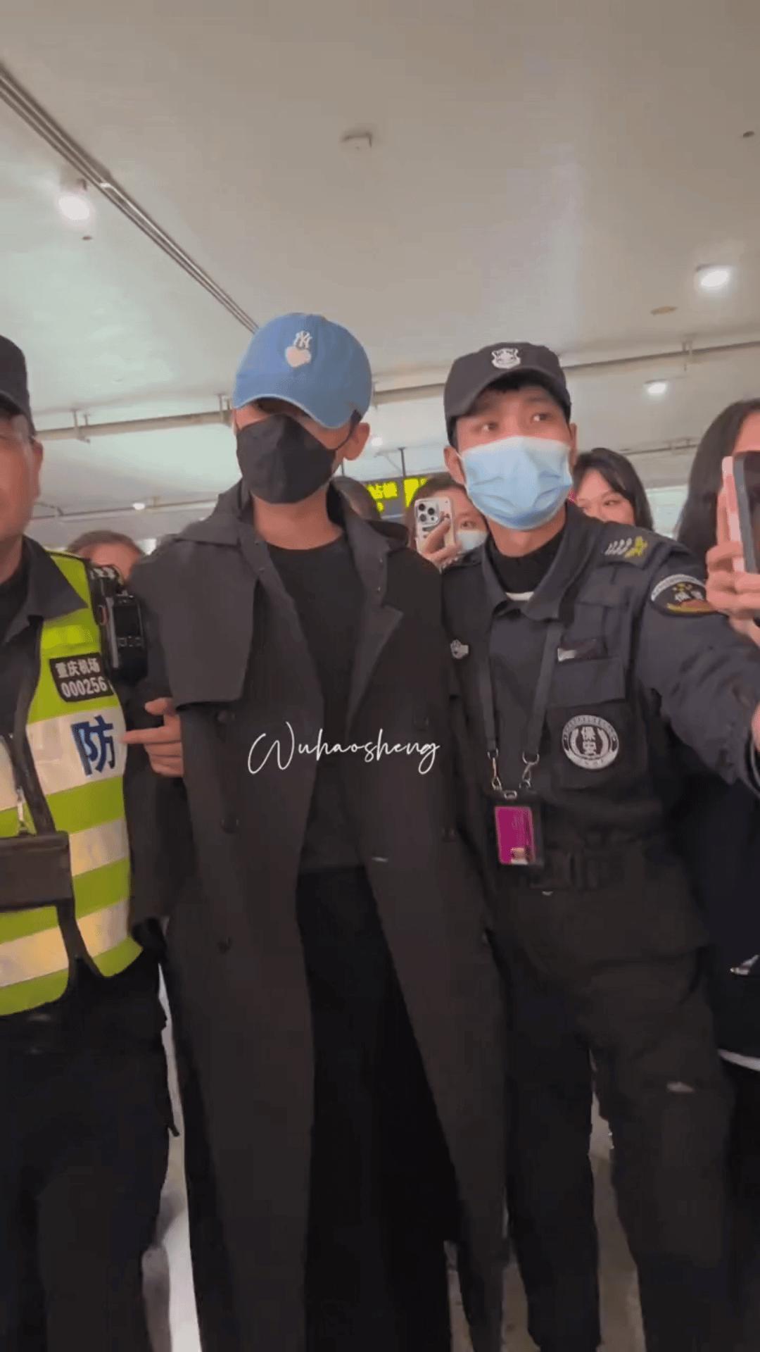 现在的安保好专业啊，因为人多，安保人员把张晚意架着走，去过现场知道人多，安保人员