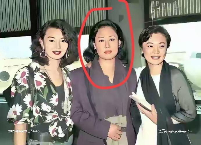 三位姐妹的复古合影，回忆满满！那时候真年轻漂亮，中间是哪位？很面熟，好像三人是港