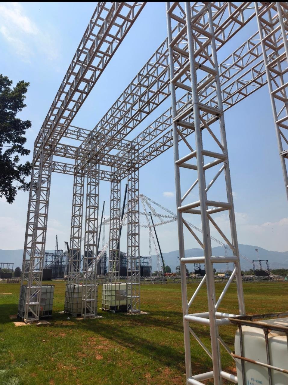 华晨宇演唱会为何落地抚仙湖华晨宇演唱会选址抚仙湖的原因关于演唱会延期话题持续发酵