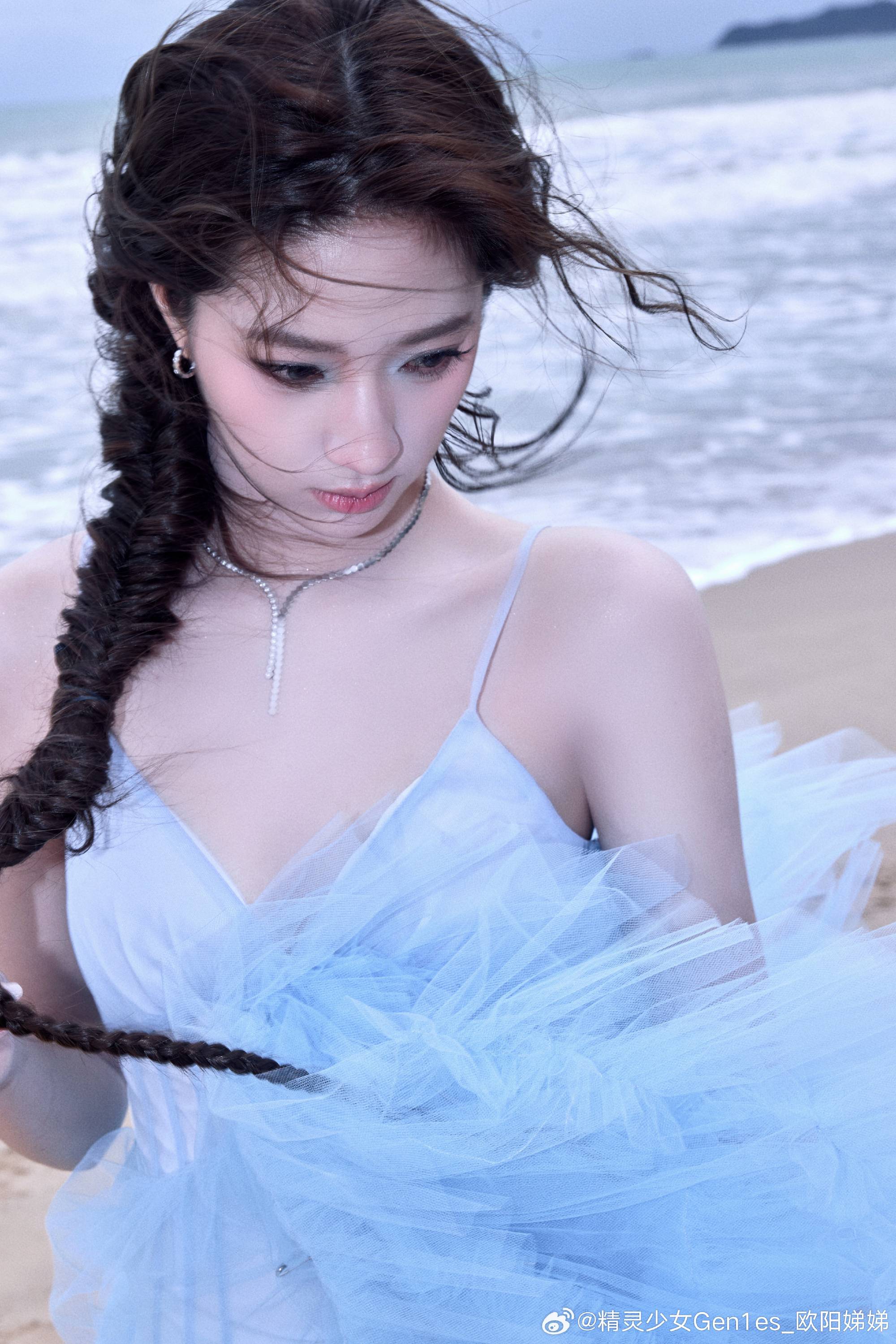 欧阳娣娣ELLE造型 欧阳娣娣ELLE造型太惊艳！白色赫本风温柔又带有贵气，蓝色
