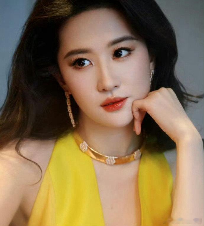 刘亦菲的美貌在发光没有人出场会自带女神光环，除非你是刘亦菲，出场即焦点！刘亦菲骨