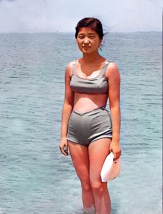 1967年，15岁的朴槿惠，还是一名初中学生，她身穿泳装手拿泳帽站在海水中。谁能