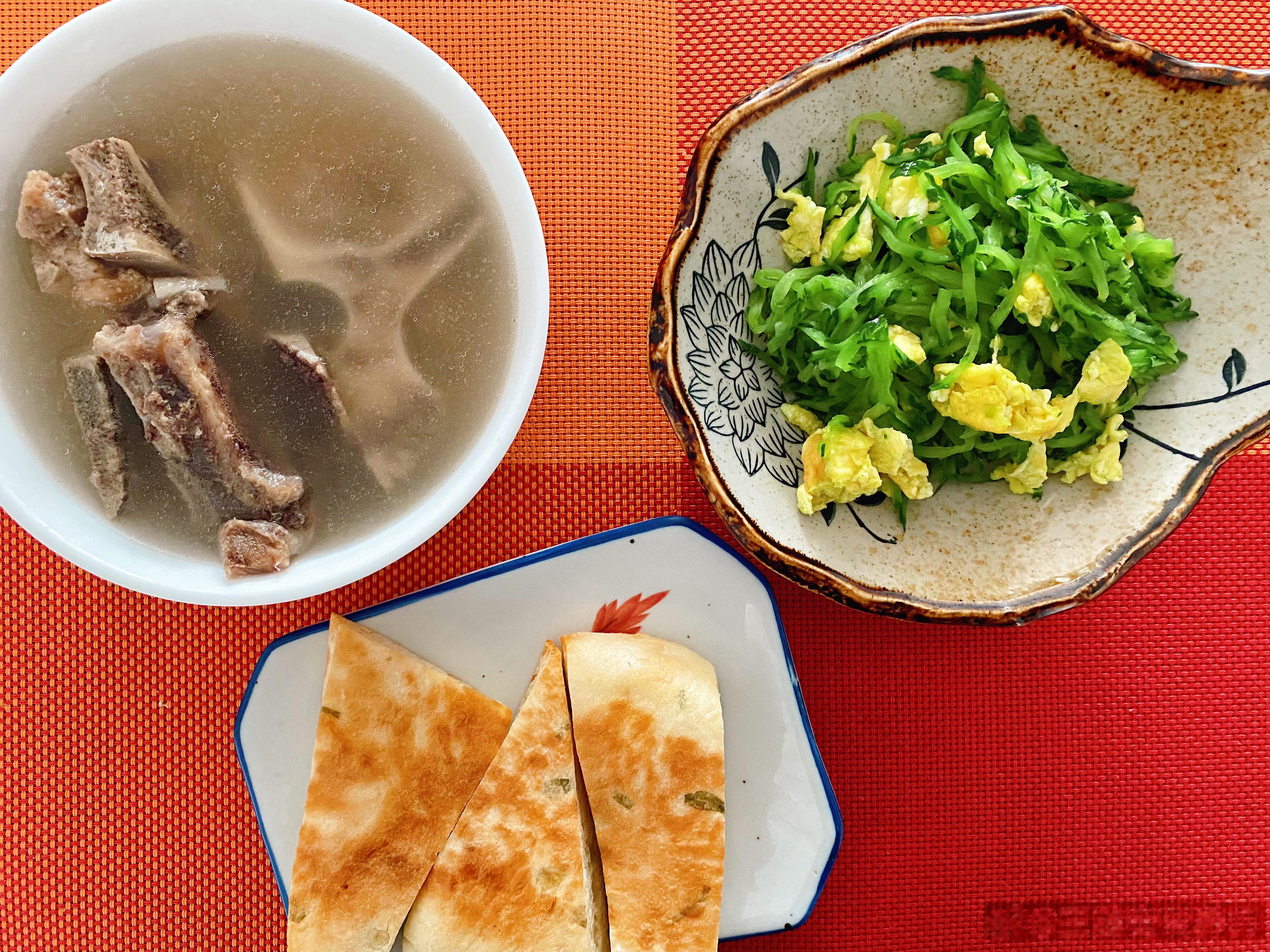 早餐哥  9月23日早餐牛骨汤，黄瓜炒鸡蛋，发面饼自信的本质就是大量的练习，大量