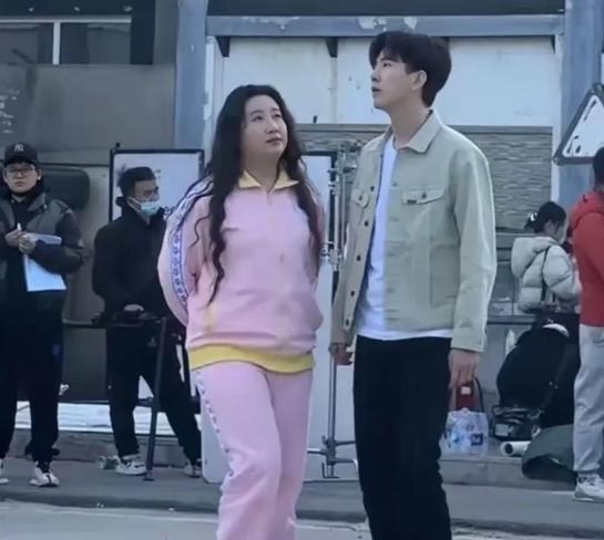 演员、主持人李川和歌手、演员锤娜丽莎疑似恋情曝光，引发网友热议！咱们这就来好好扒