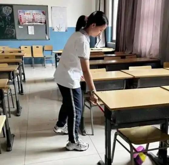 内蒙古包头，一中学班主任因扫把损坏，与女学生发生争执，被学生顶撞后，他情绪失控，