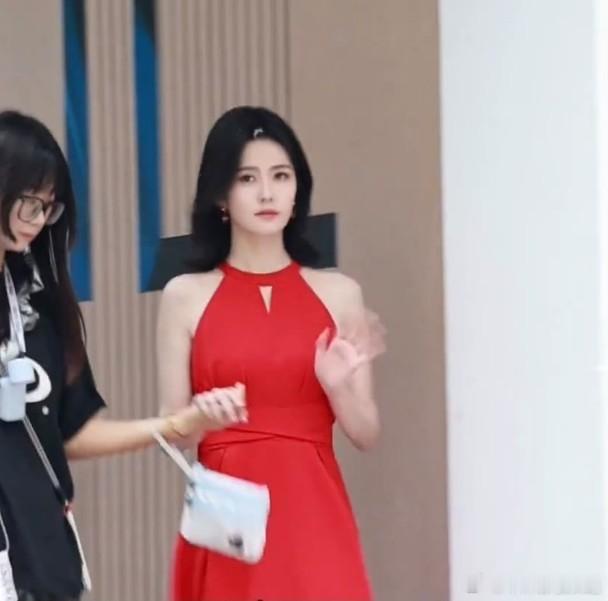 白鹿全新造型现身，风姿绰约明艳照人内地女星白鹿近日忙于拍摄新剧《开到茶蘼》，早前