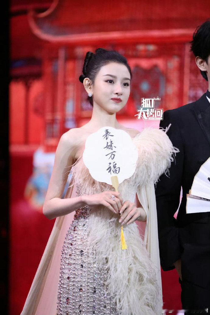 宋祖儿白色羽毛裙宋祖儿腾讯招商大会造型 宋祖儿一袭白裙走来，羽毛飘逸灵动，发型温
