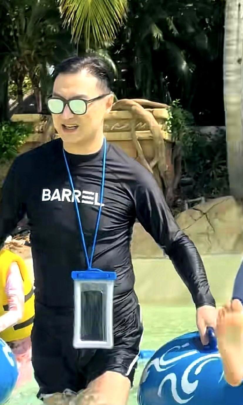 真别再吹汪峰是什么摇滚巨星了。
我觉得，他现在就是个普普通通、生怕女儿跑丢了的老