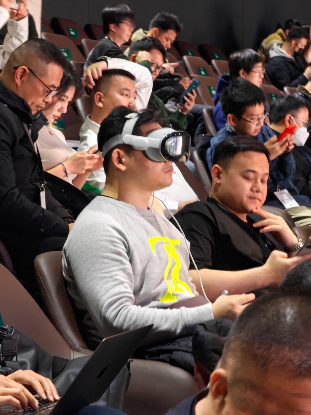 噢对，今天在会场第一眼就看见了 Apple Vision  Pro 。 ​​​