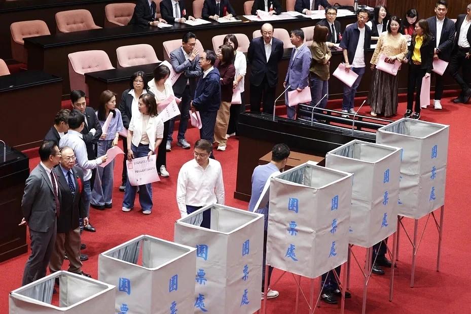 “监察院”人事案全遭封杀 27位被提名人皆未过关
台“立法院”今天对第七届“监察