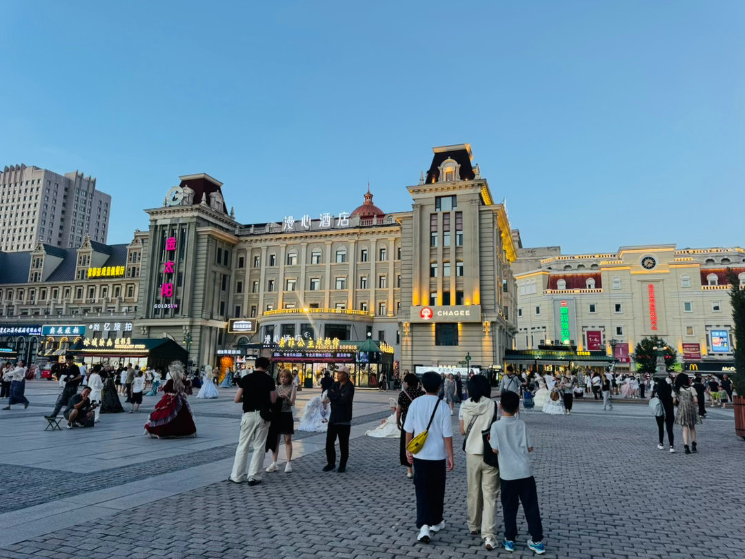 我在旅行时时常会想，为什么我们的城市看起来不美？或者说不高级？很大原因是在于各种