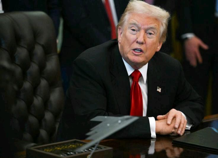 美国总统特朗普承认，他的关税措施或许让美国消费者支付了更高的商品价格，但他坚称这