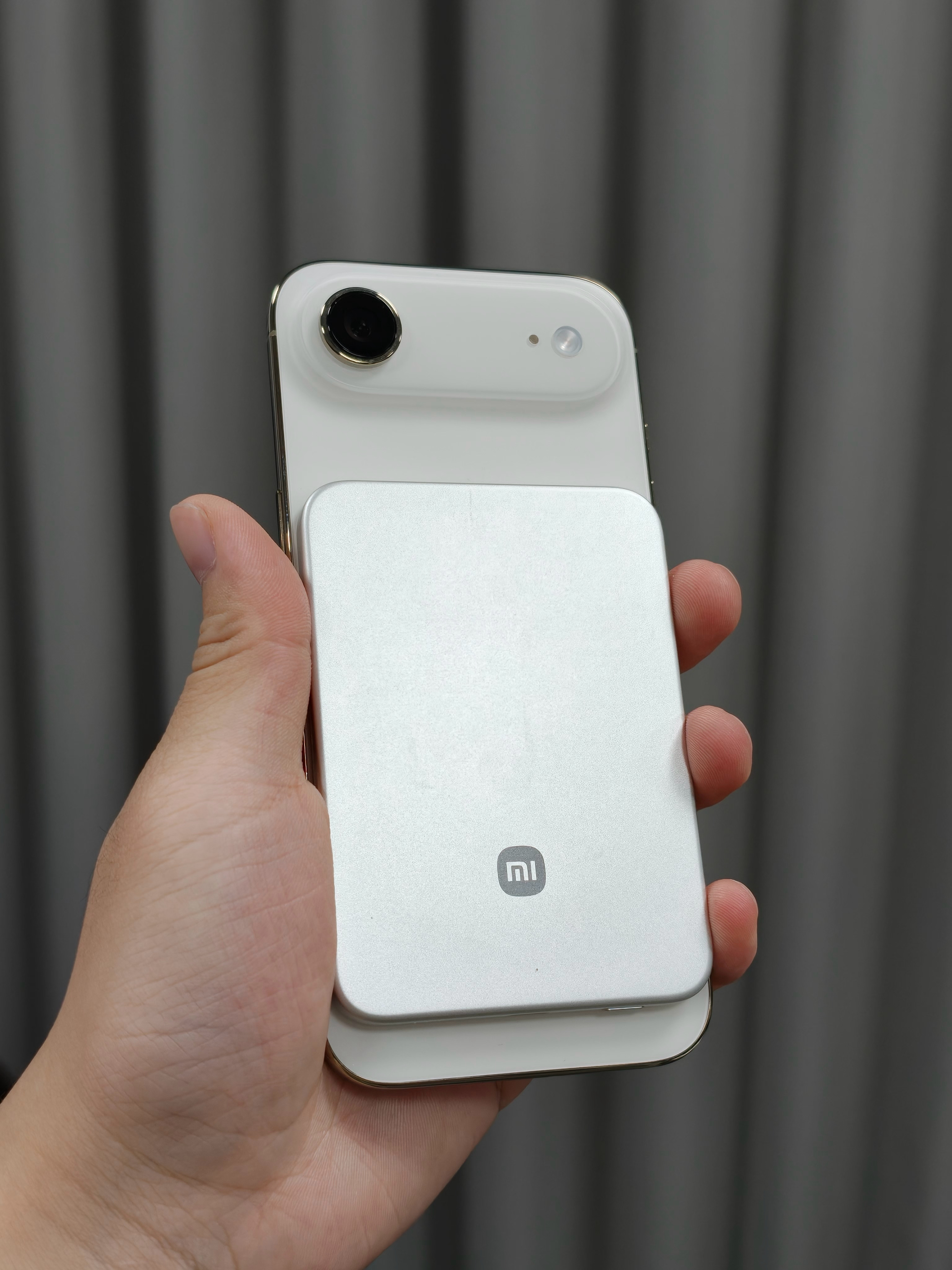 iPhone Air 配小米金沙江充电宝，这个厚度很合理吧