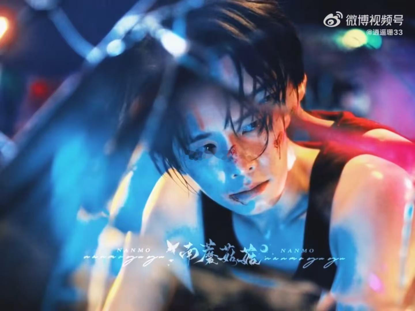 就我eat不到何与吗 何与的身材比例真的太完美了，肩宽腿长，腰线明显，肌肉线条流