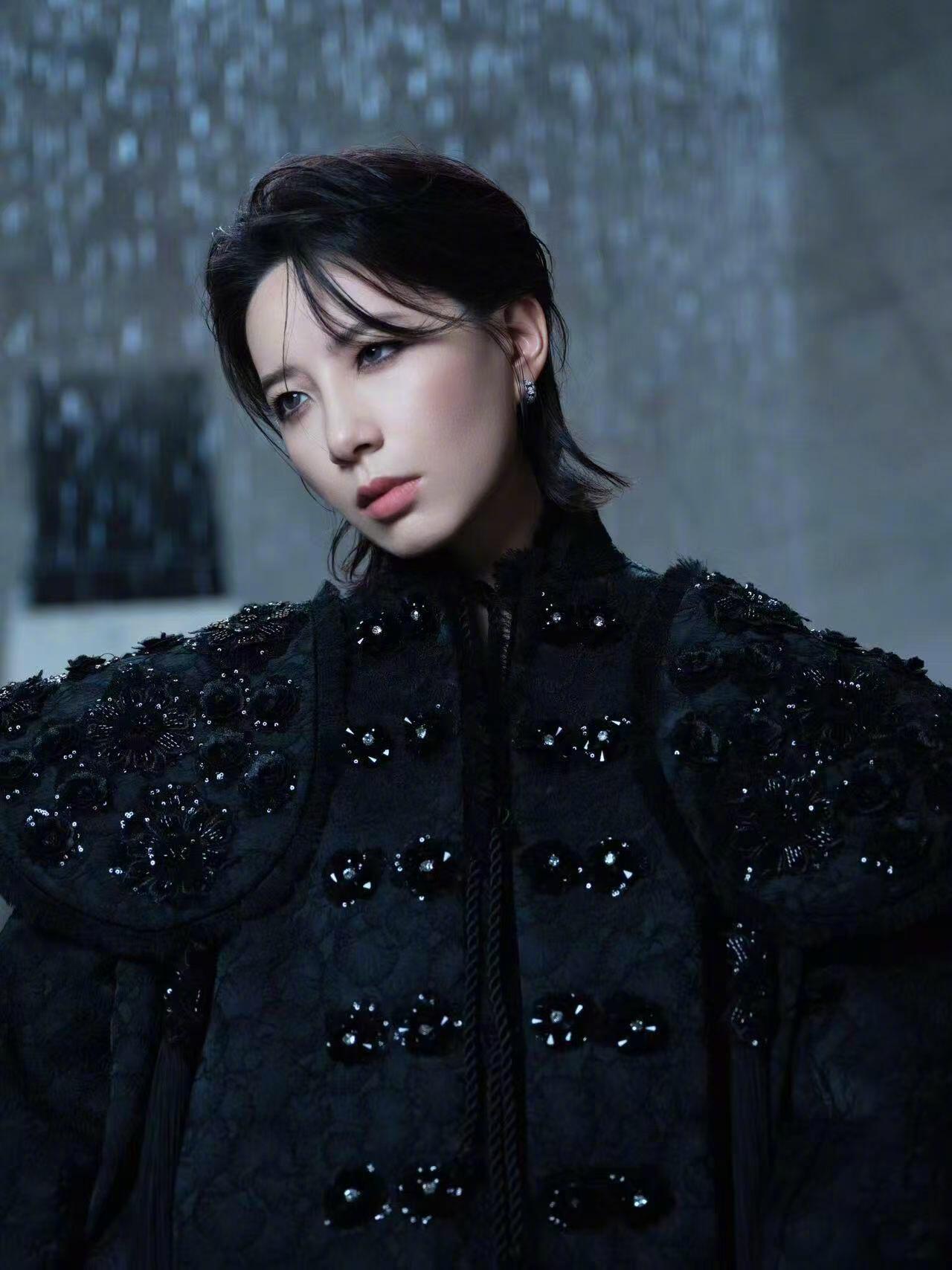 李斯丹妮 这次没有精致妆造 从“舞台王者”到“素颜素人感”，李斯丹妮证明了魅力的