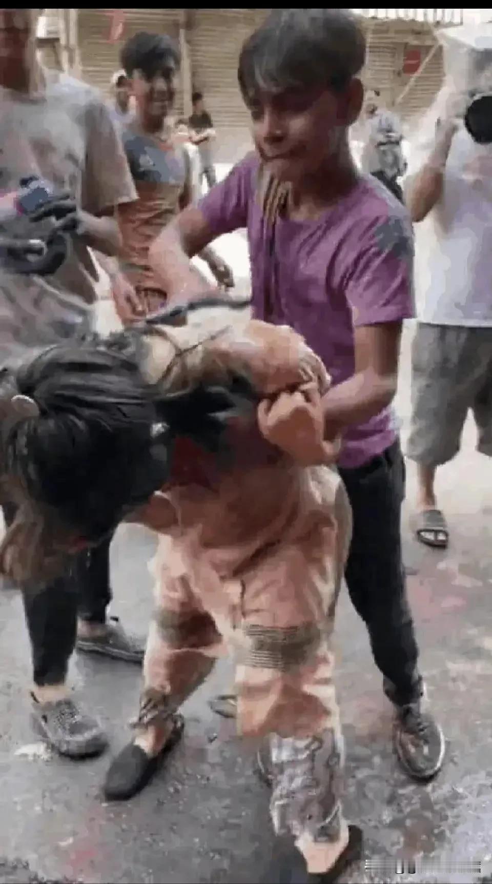 为啥有些印第男人比较可怕？
因为很多印度男人比较自大，喜欢自作多情，他觉得自己很