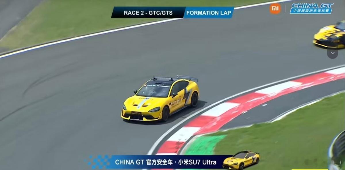 ChinaGT的安全车好眼熟好帅好似图2后边还远远有一台宝石蓝的YU7？我眼神不