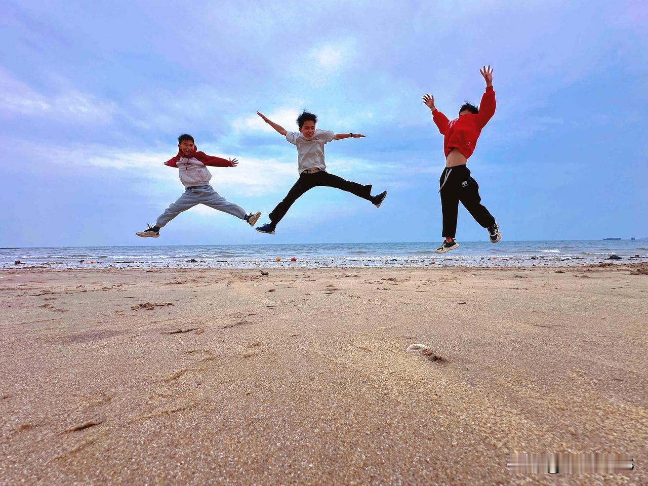 万尾金滩：防城港市东兴市万尾岛景点，位于京族三岛中的万尾岛南边，海岸线长15公里