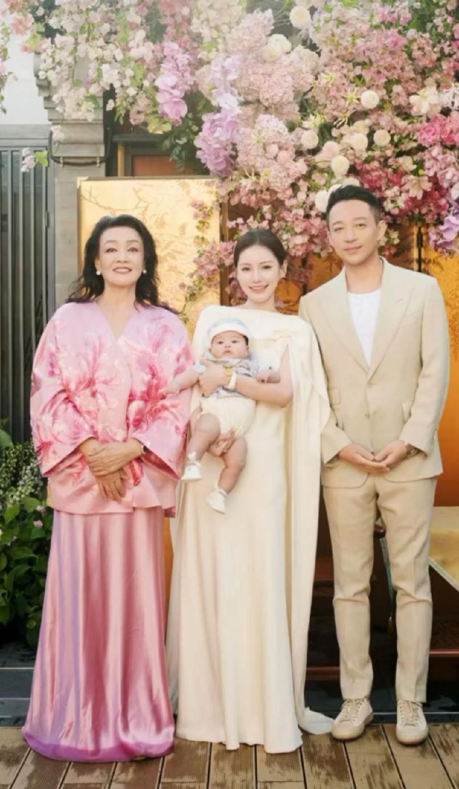 汪小菲马筱梅儿子汪吉辰百日宴

有人问弟弟怎么不跟姐姐哥哥一样，叫汪希辰？可能那