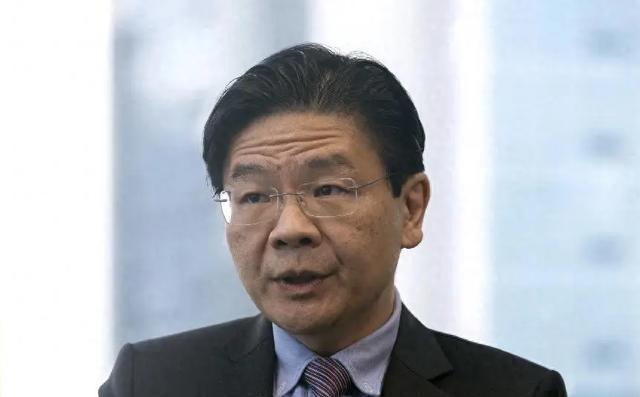 新加坡总理终于尝到了苦果，有人出来怼他了！台湾名嘴唐湘龙：新加坡总理黄循财站队日