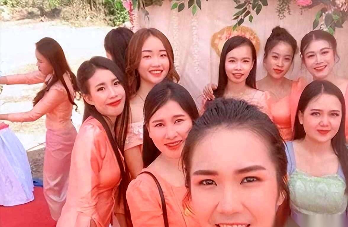 我揣着几张人民币去换钱的那一刻，感觉自己像个土财主。
一张红票子，换回来一沓厚得