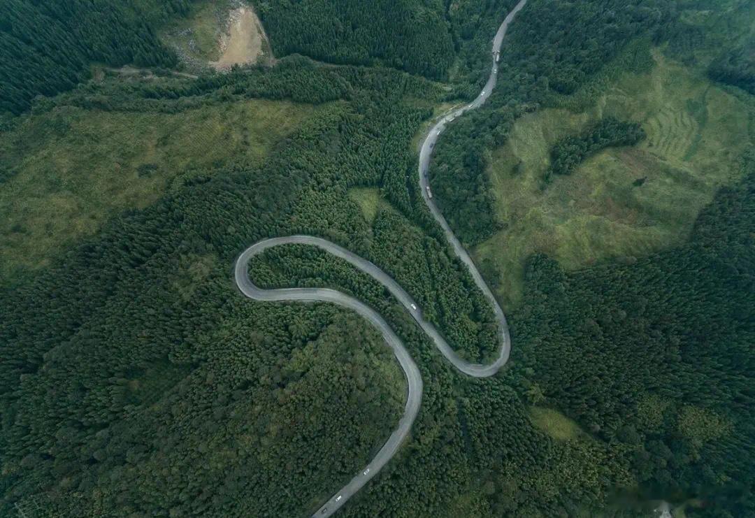 行驿·默斋主人原创散文诗总在启程。天色尚未明透，行囊便在角落低吟，催我清点未干的