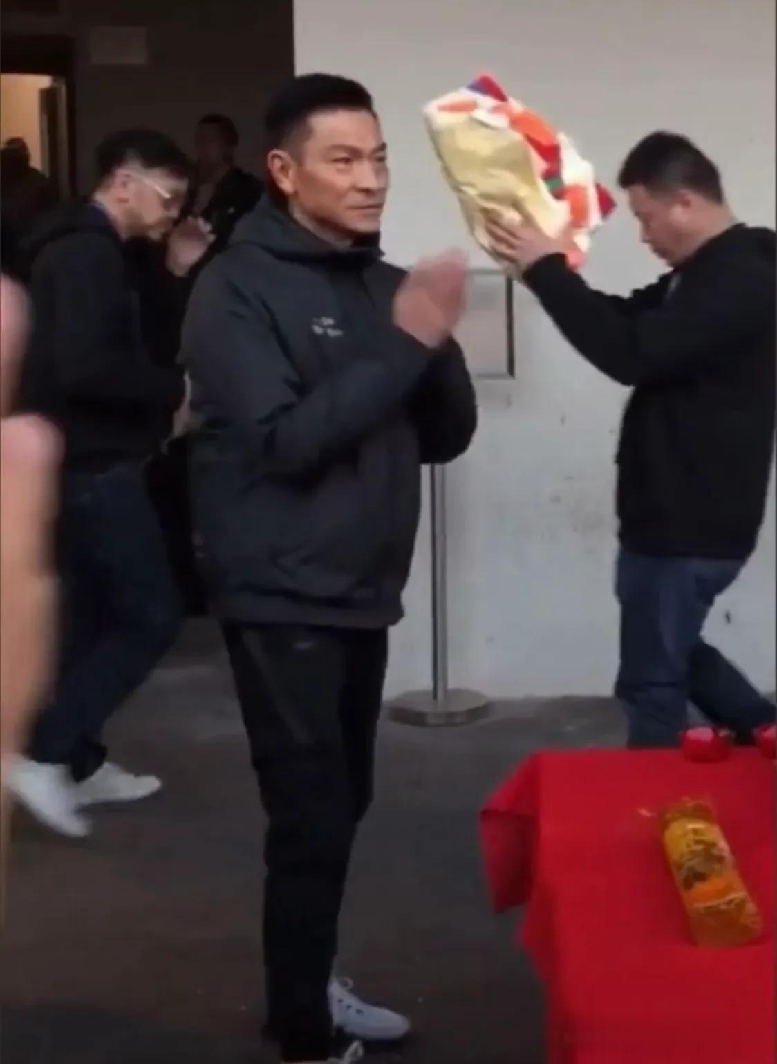 刘德华现身新濠影汇总艺馆，将在今晚观看黎明演唱会，这是黎明连续14场演唱会的第二