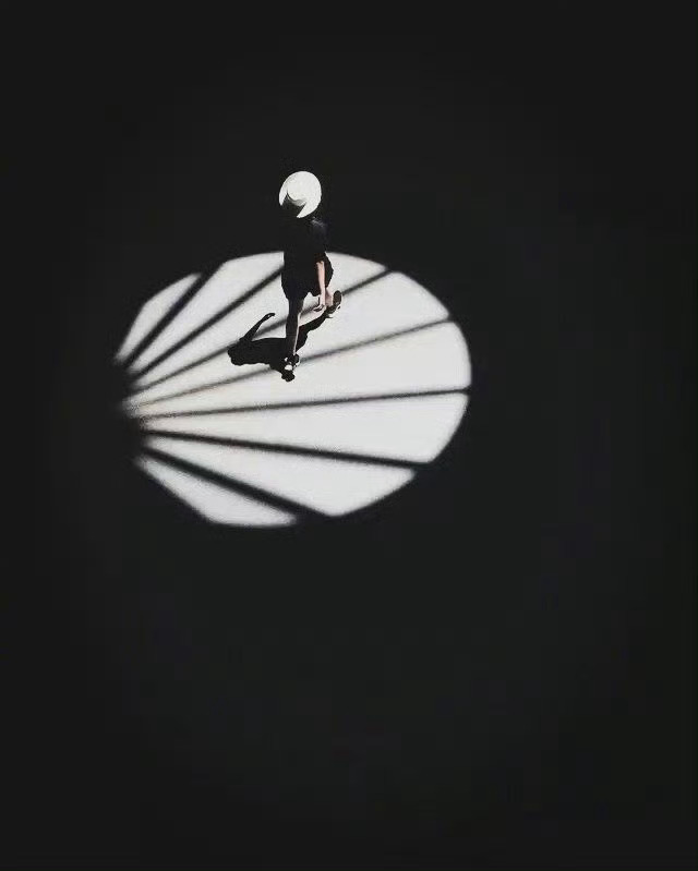 一个人最可怕的不是穷，而是内耗，别人的一句话，会拿出来反复咀嚼，过度地分析、思考