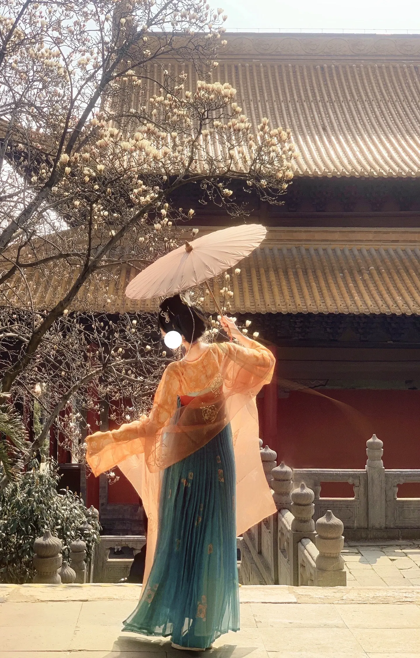 “经一场大梦，梦中见满眼山花如翡，如见故人，喜不自胜。”