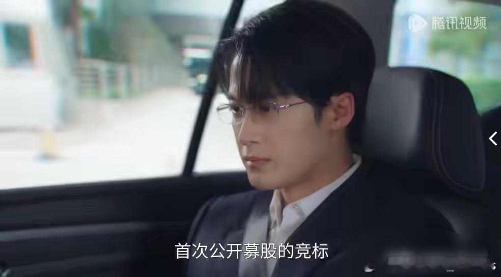 回看九十年代上海的穿搭都要比爱情有烟火的好，对比当下都市偶像剧反而显得平平无奇。