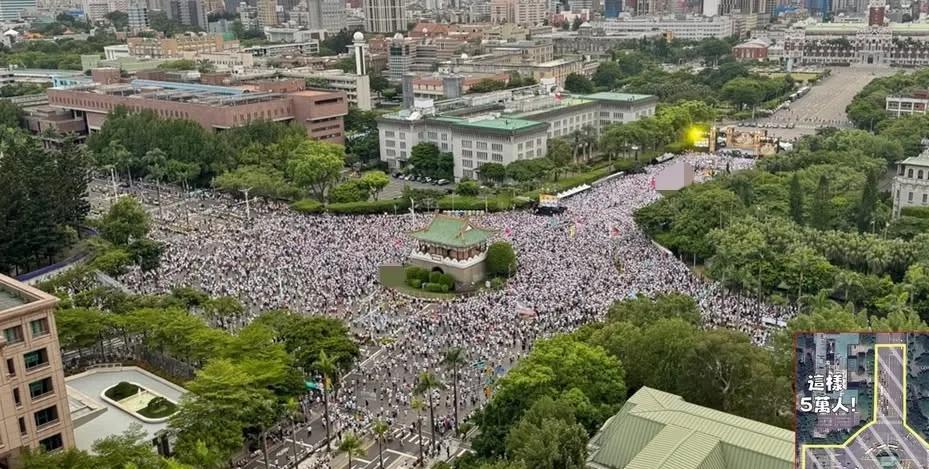 郑丽文称凯道到场20万人，四叉猫回应来了:大约4万人，一句话:凯道热到爆棚

7