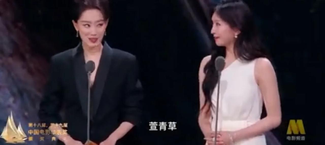 丢大人！江疏影估计都要找地缝钻进去了。
江疏影在华表奖台上，直接把张小斐的《萱草