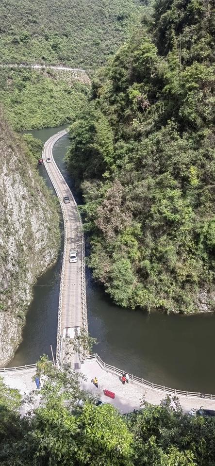 旅游结束了，回家的第二天早上9点多去上课，路上鸟语花香，正悠闲自在的沉浸其中，耳