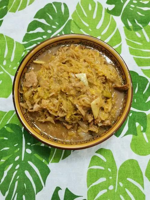 你有吃过酸菜猪肉炖粉条吗?
酸菜猪肉炖粉条，吃过，第一次吃，是2006年，带队走